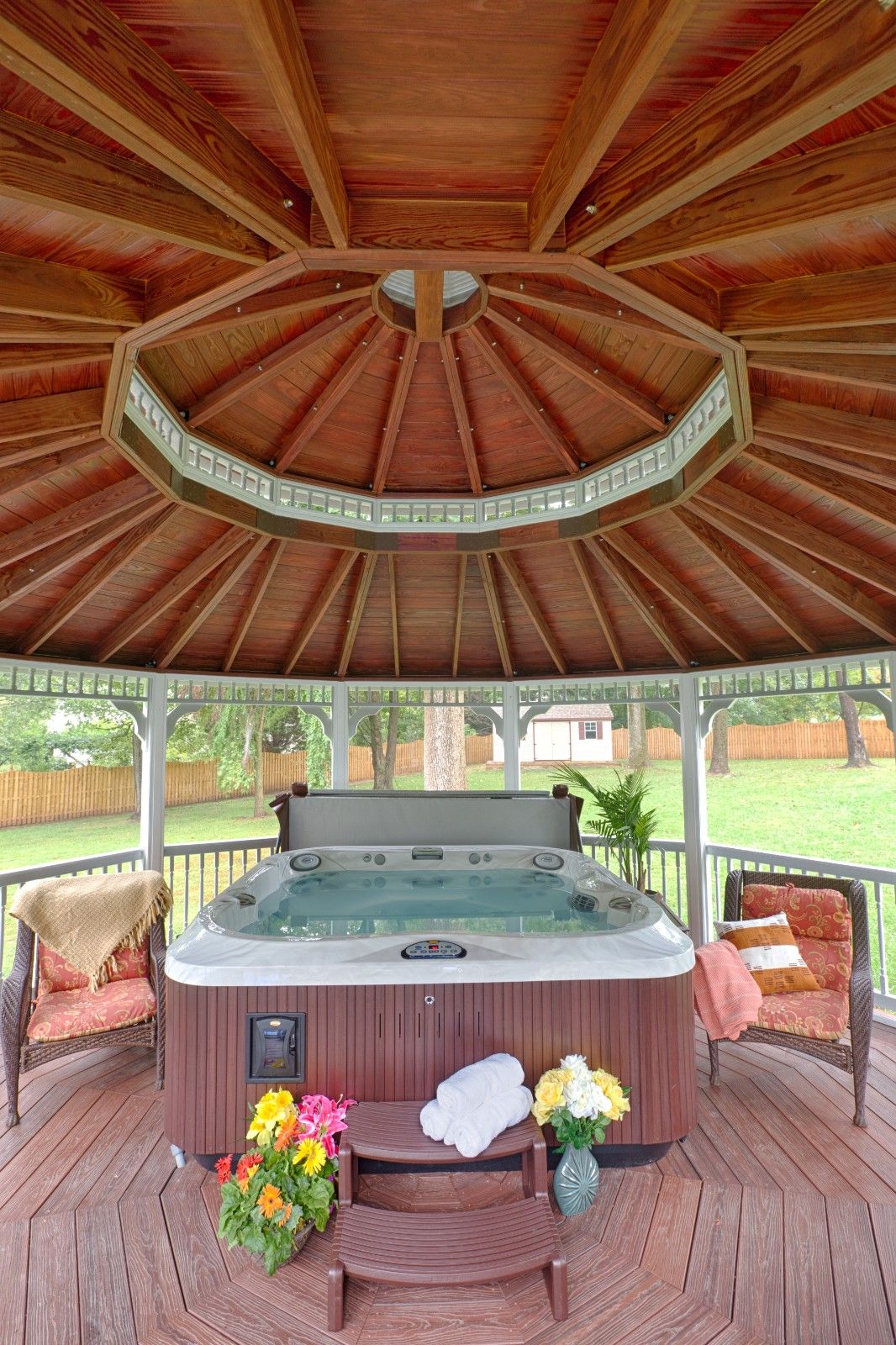 20Dodecagon CountryStyle WhiteVinylGazebo 5x5Posts Screens PagodaRoofCupola2