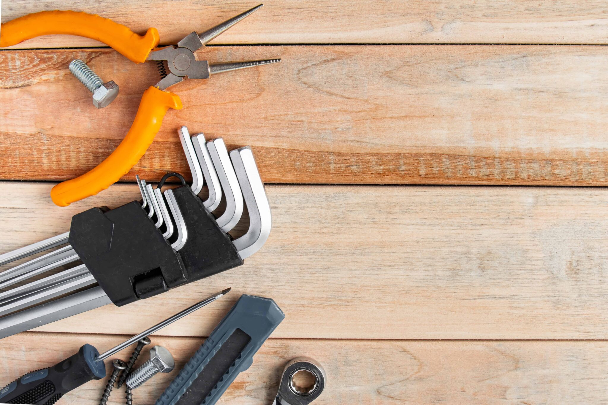 Tools on wooden background 1110405 2048x1365