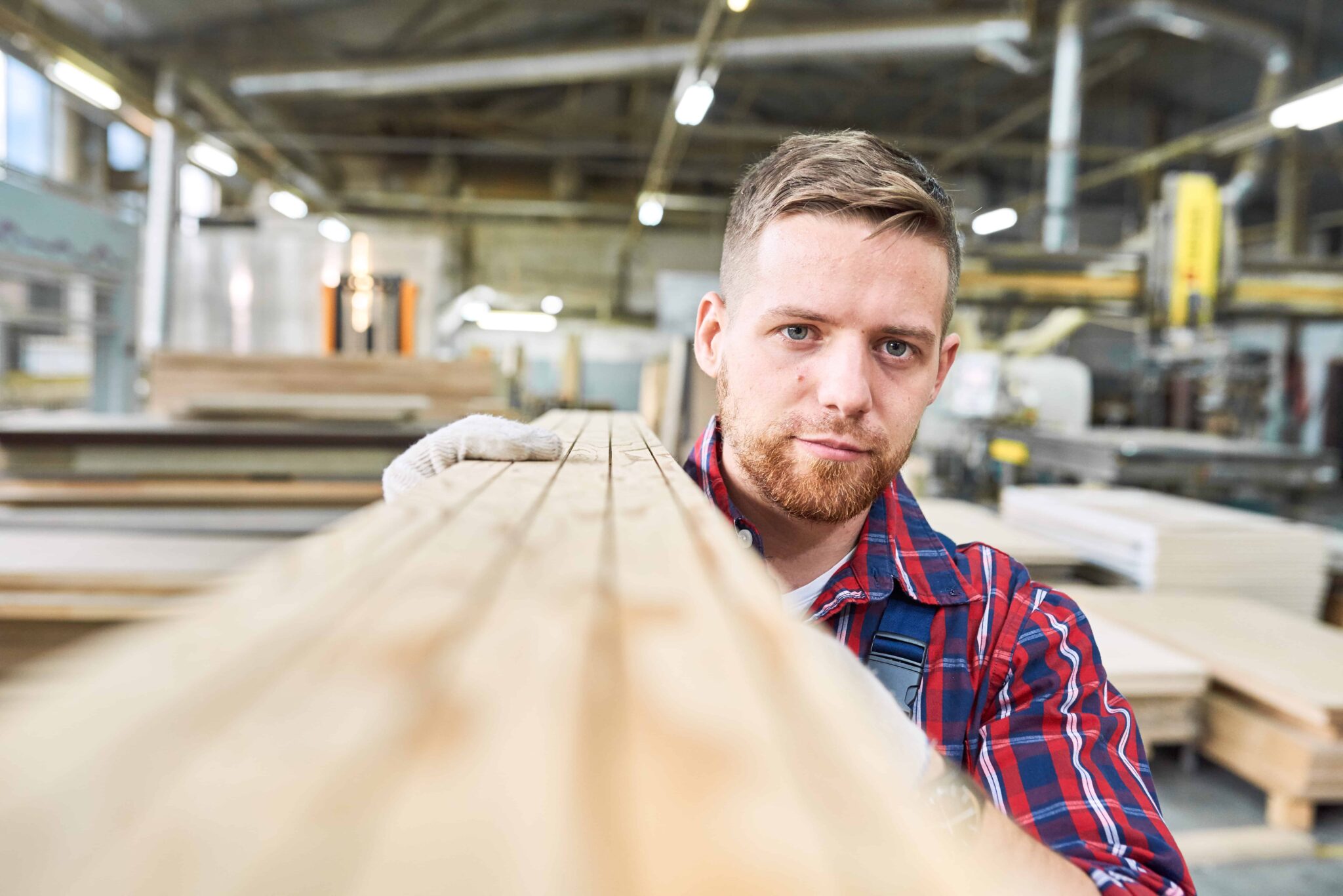 Young man working in joinery 605489 2048x1367