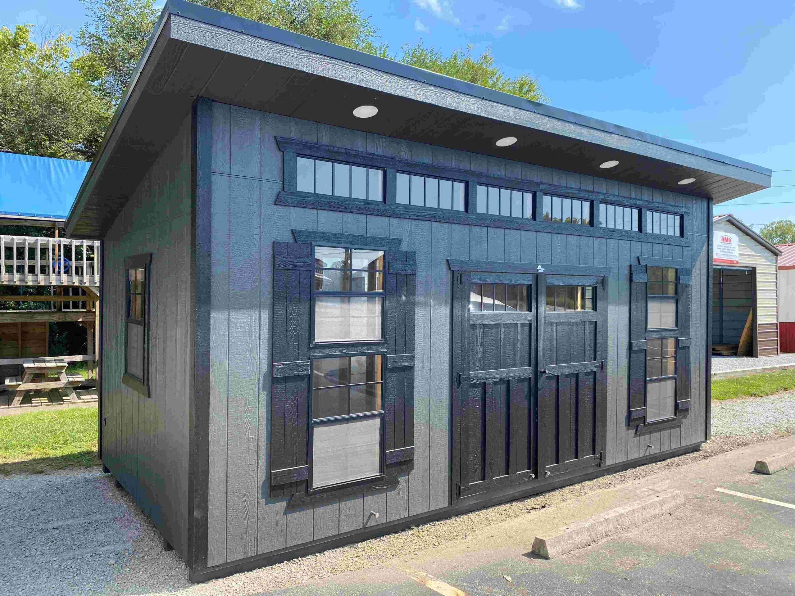Studio 10 x 20